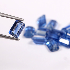 สร้อยคอไคยาไนต์สีน้ำเงินทรงแปดเหลี่ยมขนาด 9 มม. คุณภาพสูง ได้รับการรับรองจาก IGI  แบบเจียระไนด้วยมือ  ประกายรุ้ง น้ำหนัก 0.85 กะรัต พลอยเม็ดเดี่ยว - Product Image 1
