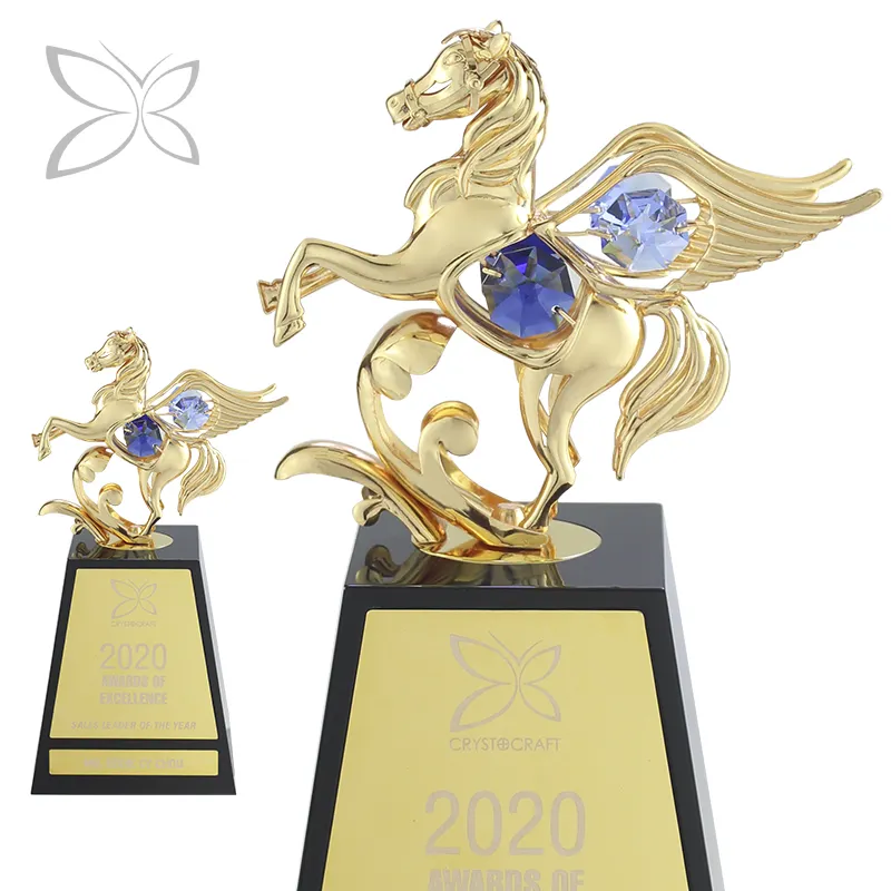 Kişiselleştirilmiş lüks altın kaplama Pegasus kupa ödülü ile dekore edilmiş parlak kesim kristalleri