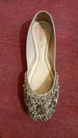 Dernières chaussures plates Khussa perlées pour femmes semelle intérieure en cuir véritable confortable et légère avec PU pour vêtements de mariée
