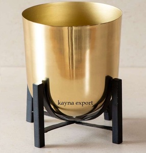 Soporte para Macetas de Metal Moderno Vintage Chapado en Latón, Decorativo de Lujo para Piso, Acabado Dorado con Recubrimiento de Polvo Negro, Macetero Único - Product Image 1