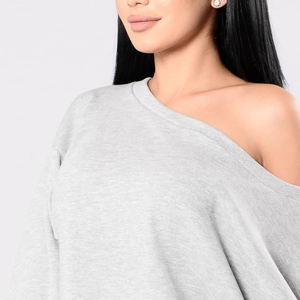 Sweat-shirt en molleton pour femme, col large, épaules dénudées, manches longues, décontracté, hiver, vente en gros, impression de logo personnalisé, couleur et tissu personnalisés - Product Image 2