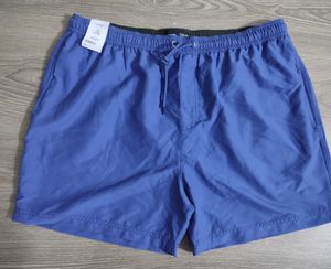 กางเกงขาสั้นว่ายน้ำผู้ชายผ้าโพลีเอสเตอร์ 100% ยืดหยุ่น กันน้ำ เป็นมิตรกับสิ่งแวดล้อม สไตล์ลำลอง สีพื้น  ของเกินสต็อก - Product Image 2