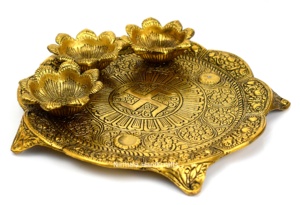 Plato de Metal para Puja, Diseño Indio Dorado con 3 Diyas, Plato Religioso para Templo, Decoración, Artículo de Regalo, Plato de Metal para Puja en Casa - Product Image 4
