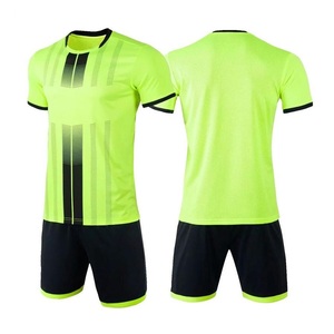 Service OEM Couleurs dégradées Ensembles de vêtements de football Ensembles de chemises et shorts d'entraînement de football respirants par la norme internationale - Product Image 1