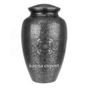 Urne funéraire pour cendres en laiton massif artisanal, unique, avec gravure en forme de croix, pour adultes, magnifique travail de gravure sur les urnes métalliques - Product Image 2