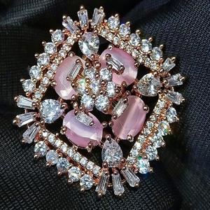 El elegante anillo grande de plata con diamantes chapados en oro de Meetali Creation, ligero para bodas, fiestas, compromisos o regalos perfectos - Product Image 1