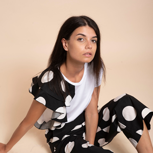 T-shirt SM di alta qualità italiana a maniche corte con doppio pois rosso a contrasto sul lato, per il giorno. - Product Image 2
