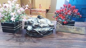 Urne funéraire en laiton noir style américain pour animaux de compagnie, pour crémation, fournitures funéraires Brassworld India - Product Image 5