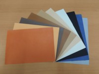 Un tissu en cuir synthétique de haute qualité fabriqué au Japon qui colore magnifiquement les chaises, les canapés et les coussins.
