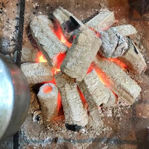 BRIQUETTE DE SCIE DE CHARBON DE BOIS NOIR CHAUD pour BBQ TOP EN BOIS DUR PRIX DE VENTE BON MARCHÉ - Product Image 6