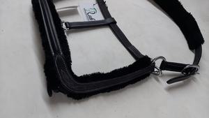 Black Sheep Brand Horse Halter Style international en cuir noir avec rembourrage en nylon et raccords en laiton Rub Series - Product Image 3