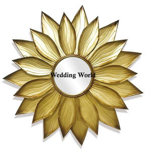 Miroir mural design en métal Miroir décoratif fait à la main de qualité supérieure Miroir mural fantaisie de forme personnalisée Vente en gros de luxe - Product Image 1