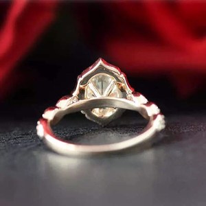 2.00CT คุณภาพ VVS แหวนหมั้นเพชรทรงรีขนาด14K ประดับสีทองสไตล์อาร์ตเดคโคเครื่องประดับงานแต่งที่ไม่ซ้ำใคร - Product Image 4