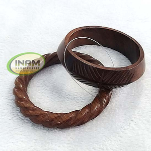 Brazaletes de madera hechos a mano, modernos y bonitos - Product Image 1