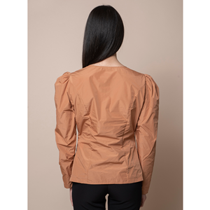 Camisa SM con cuello en V de la mejor calidad italiana, con fruncido en los hombros y cierre de tres botones. Para fiestas - Product Image 2