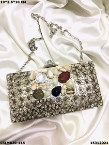 Pochettes en métal élégantes pour la mariée et la fête de créateur Portez des sacs de soirée élégants pour les occasions spéciales - Product Image 4