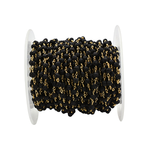 Chaîne enroulée de fil de chapelet en laiton plaqué or en forme de rondelle de lave noire vendue à pied - Product Image 1