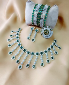 Nuevo Conjunto de Joyería de Lujo con Collar, Aretes, Brazaletes y Anillo con Diamantes de Imitación para Mujeres Bonitas, Compras de Joyería, Creación M en India - Product Image 4