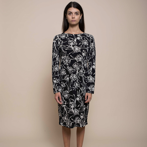 Abito midi nero elegante e formale con scollo a barchetta e bottoni sul retro per donna del marchio italiano. Per la festa - Product Image 6