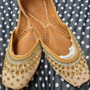 Punjabi Nagara สำหรับผู้หญิง Juttis รองเท้าสไตล์อินเดียหรูหรา