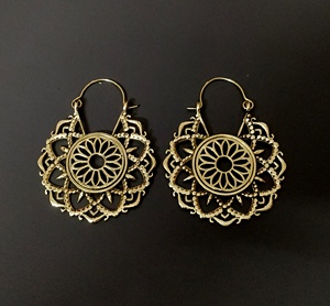 ต่างหูห่วงสไตล์โบฮีเมียนทำด้วยมือสองโทนสีเงินและทองเหลืองชุบเงิน - Product Image 3