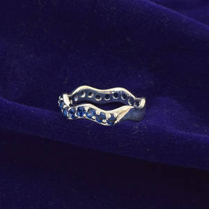 Venta al por mayor Trending 925 Sterling Silver Natural Blue Sapphire Faceted Gemstone Wave Design Eternity Band Joyería de moda para ella - Product Image 3