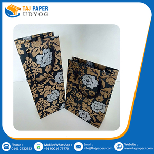 Sacs à main en carton à poignée torsadée de la meilleure qualité en papier kraft avec impression de logo personnalisé, sacs à provisions faits à la main à imprimé floral doré - Product Image 5