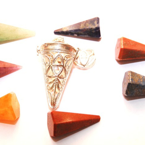 Achetez en ligne un pendule facetté Triquetra Chakra : Pendule facetté Triquetra Chakra à vendre - Product Image 1