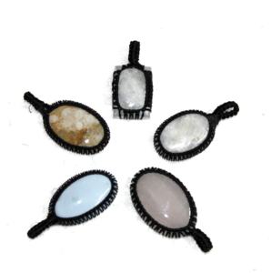 Pendentif bohème élégant en macramé avec cabochon de pierres précieuses assorties pour bijoux de style bouddhiste - Product Image 6