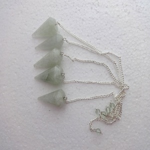 Pendule de Reiki à quartz à facettes vertes Artisanat en pierre semi-précieuse pour la guérison en cristal et la radiesthésie Matériel de pierres précieuses à vendre - Product Image 1