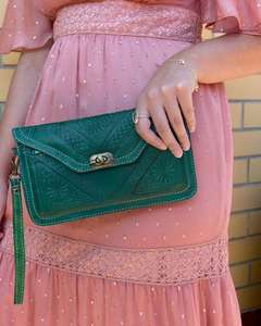 Bolso de Mano Marroquí Hecho a Mano para Mujer, Bolso de Cuero Genuino con Tela, Elaborado por Mujeres Artistas - Product Image 2