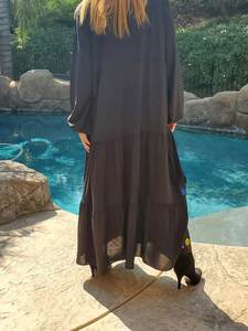 เดรสยาวชายหาดสไตล์โบฮีเมียนสำหรับฤดูใบไม้ร่วง ขายส่ง ปักลายดอกไม้สีดำ คอวี ผ้าทอ ระบายอากาศได้ดี เป็นมิตรกับสิ่งแวดล้อม ซักได้ แขนยาว - Product Image 4