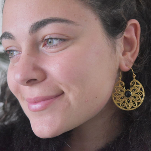 Boucles d'oreilles créoles en laiton plaqué argent faites à la main avec onyx noir, forme de fleur bohème, style bohème pour femmes - Product Image 1