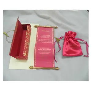 定制优雅的红色卷轴婚礼邀请，盒子和丝绸丝带和小袋
