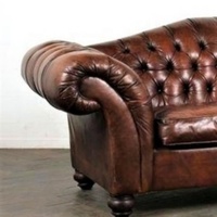 Sofá Chesterfield de 3 Plazas en Cuero Genuino |   Diseño capitoné vintage de estilo europeo |   Patas de Madera Rellenas de Espuma |   Salón Akku Art