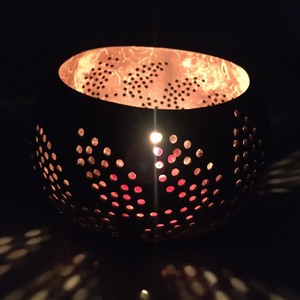 Portavelas de cáscara de coco ecológico hecho a mano, decoración única para el hogar, arte impreso para el regalo del Día de San Valentín - Product Image 2