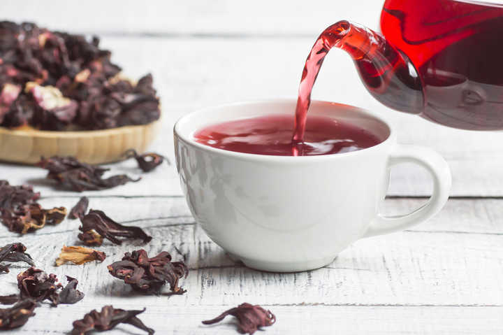 Lợi ích sức khỏe từ trà hoa dâm bụt: Từ kiểm soát huyết áp đến tăng cường hệ miễn dịch Lợi ích sức khỏe từ trà hoa dâm bụt: Từ kiểm soát huyết áp đến tăng cường hệ miễn dịch