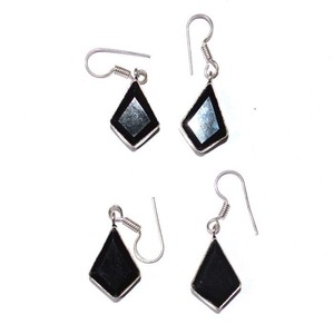 Boucles d'oreilles classiques unisexes avec charme en agate noire - Product Image 1