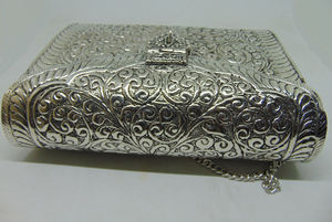 Pochette vintage indienne en laiton argenté, sac à main ethnique fait à la main pour femmes, pochette en métal - Product Image 3