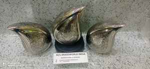 Suministros funerarios Premium de urna de cremación de lágrima de aluminio grabado completo de Brassworld India - Product Image 6