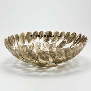 Bol en métal doré artistique avec cadre à motifs végétaux inspirés de la nature, parfait pour une décoration d'appoint unique pour la maison, vente en gros - Product Image 1