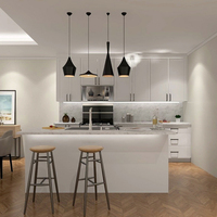 Armoire de cuisine blanche à finition brillante avec îlot central et placard en bois, design simple