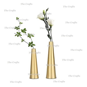 Juego de 2 jarrones de diferentes tamaños en metal color dorado, maceta para flores artificiales, para decoración de hoteles. - Product Image 1
