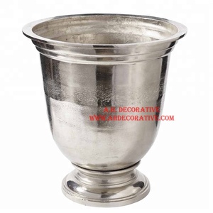 Nuevo Diseño de Florero de Metal Fundido en Acabado Plateado, Diseño Único para Mesa y Jardín, Florero Decorativo con Base - Product Image 1