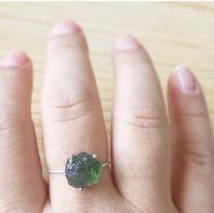 แหวนเงินแท้ 92.5 ชุบทอง ประดับด้วยพลอยอะพาไทต์สีเขียวธรรมชาติ ไม่ผ่านการปรับแต่ง คุณภาพ AAA ระดับคลาสสิก ได้รับการรับรองจากผู้ตรวจสอบบุคคลที่สาม - Product Image 3