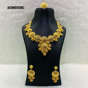 Ensemble de colliers plaqués or d'un gramme Offre exclusive en ligne Design de boîte à la mode pour les fêtes de mariage Cadeau de fiançailles parfait - Product Image 1