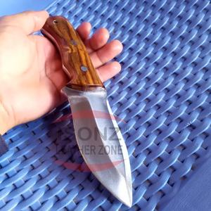 Couteau de chasse à lame fixe en acier à haute teneur en carbone forgé à la main, damas - Product Image 1