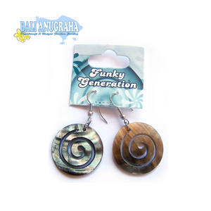 Pendiente de concha de mar único Bali - Product Image 1