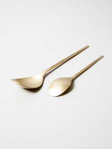 Cuchara de acero inoxidable con mango dorado y acabado pulido espejo, ideal para bodas, cenas y servicio en la mesa de cocina, procedente de la India. - Product Image 4