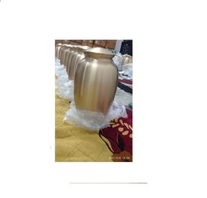 Suministros funerarios para adultos de cremación de latón con urna dorada de Brassworld India - Product Image 1